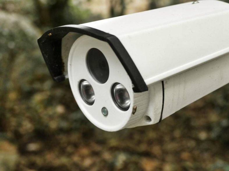 Installation rapide d’une caméra de surveillance sur un chantier